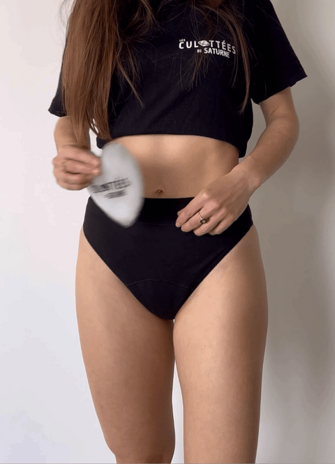Insére la bouillotte dans la poche de la culotte et profite de la chaleur !